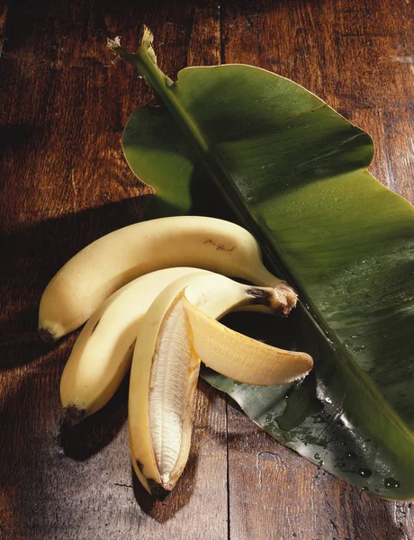 Pisang segar di daun pisang — Stok Foto