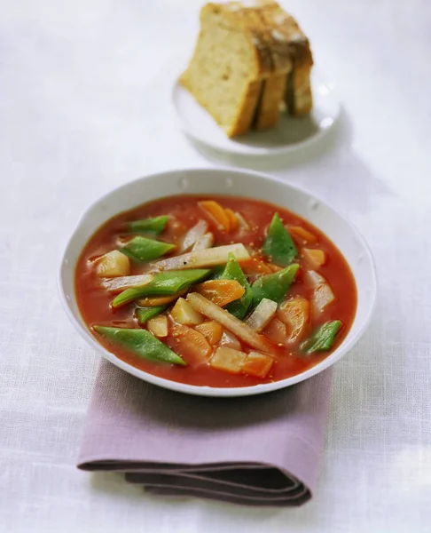 Томатный суп с овощами — стоковое фото