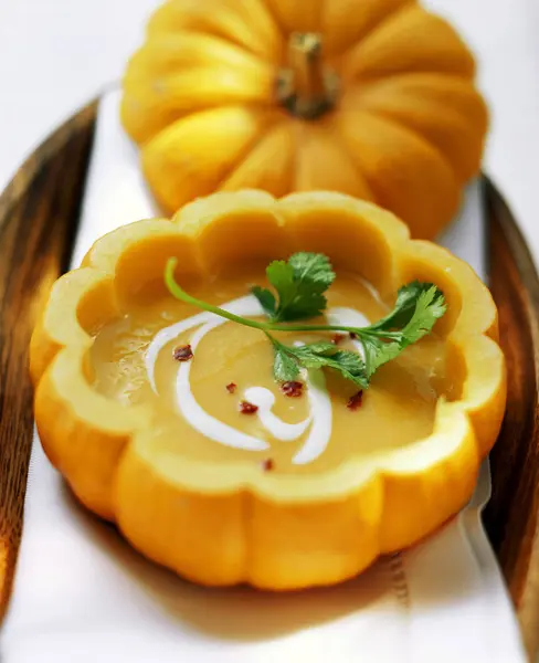 Kürbissuppe mit saurer Sahne und Koriander — Stockfoto