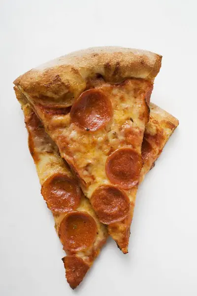 Bitar av pepperoni pizza — Stockfoto