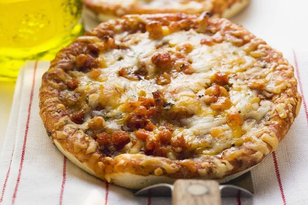Mini pizza met gehakt — Stockfoto