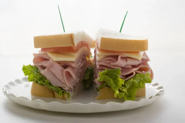 Sandwich mit Schinken, Käse und Tomaten — Stockfoto