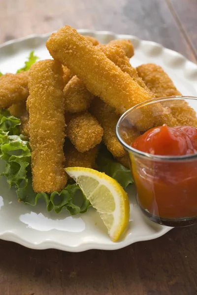 Fiskpinnar med ketchup — Stockfoto