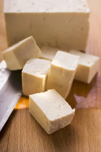 Diced tofu and knife — Stock Photo, Image