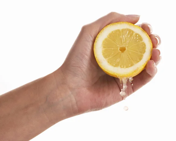 Сжимающий лимон — стоковое фото