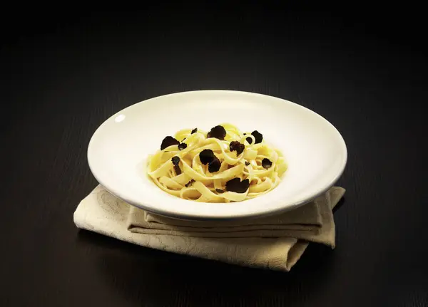 Pasta Tagliatelle con trufas negras — Foto de Stock