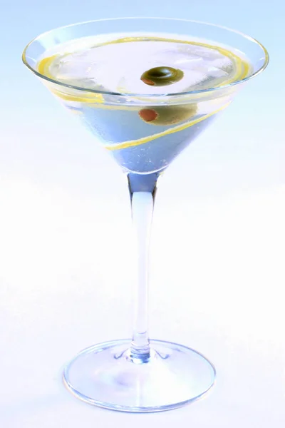 Martini con aceituna en vidrio elegante —  Fotos de Stock