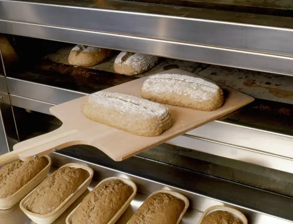 ขนมปังบนกระดานไม้ — ภาพถ่ายสต็อก
