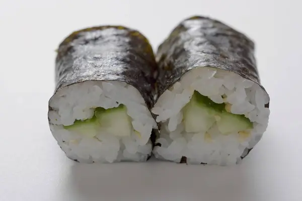 Maki sushi met komkommer — Stockfoto