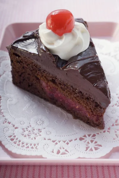 체리와 초콜릿 케이크 — 스톡 사진