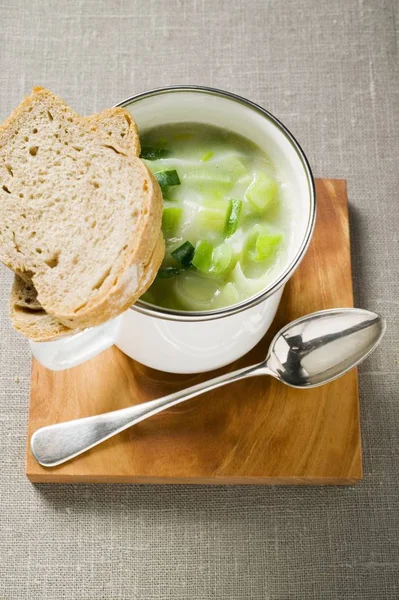 Sopa de creme de alho-porro com pão e colher — Fotografia de Stock