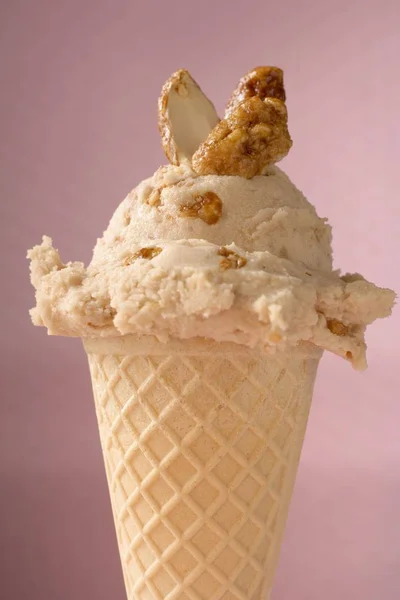Παγωτό με καραμελωμένα καρύδια — Φωτογραφία Αρχείου