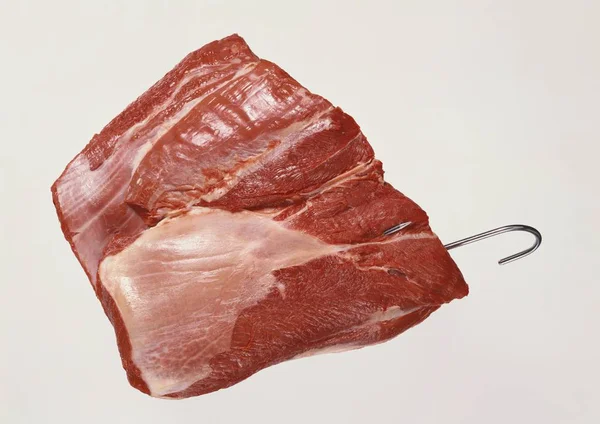 Manzo su gancio di carne — Foto Stock