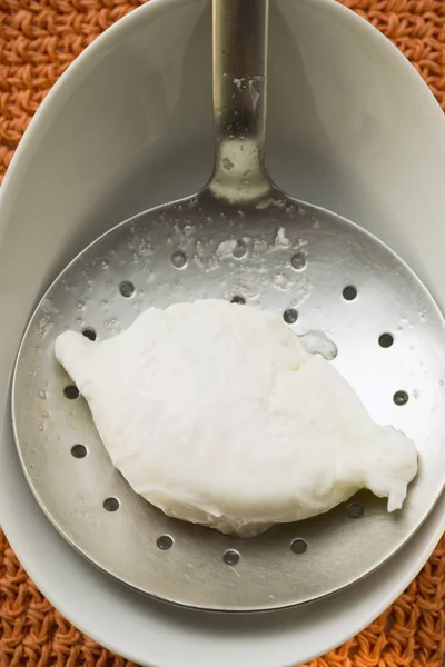 Huevo escalfado en espumadera —  Fotos de Stock