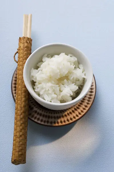 Bowl of rice and chopsticks — Stock Photo, Image