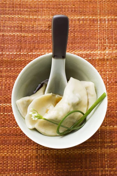 Wontons dumplings met sojasaus — Stockfoto
