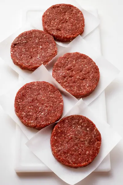 Raw beef burgers — Stock Photo, Image