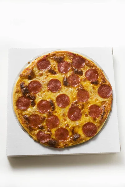 Celý salám a sýr pizza — Stock fotografie