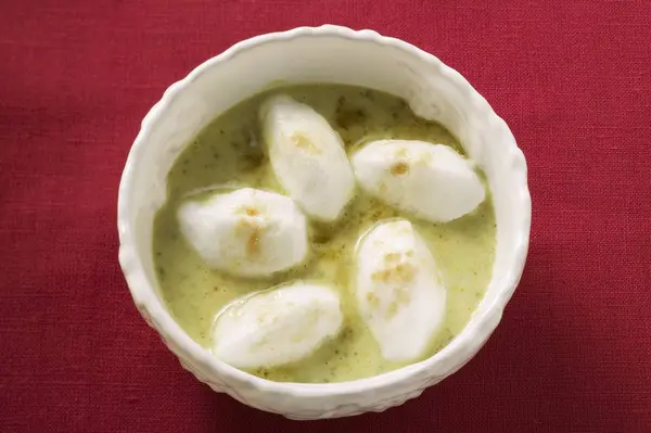 Poached meringues with pistachio sauce — Stock Photo, Image