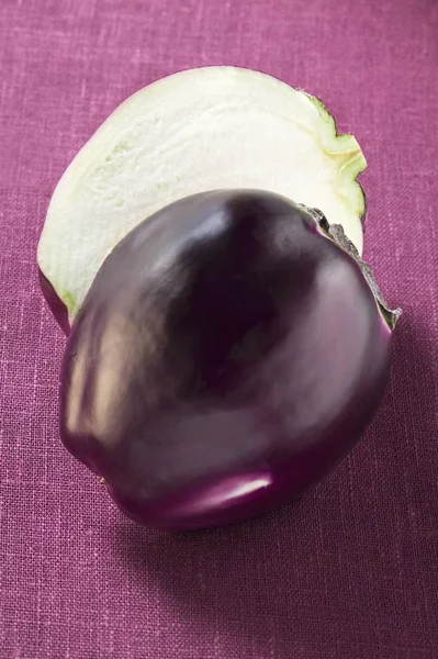 Gehalveerde rijp aubergine — Stockfoto