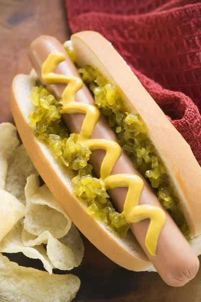 Hot dog with crisps — Stock Photo, Image