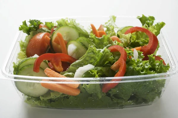 Hojas de ensalada con pepino —  Fotos de Stock