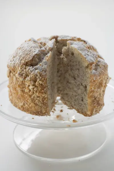 Маленький горіховий торт на підставці для торта — стокове фото