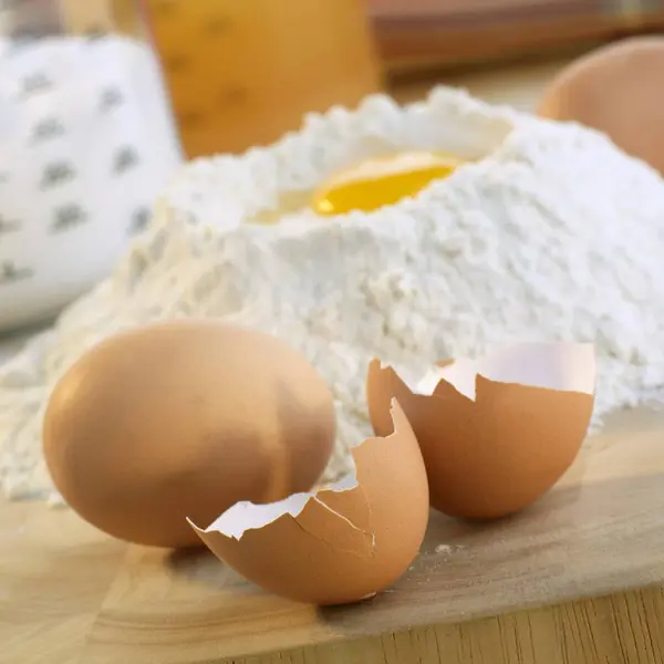 Egg in mound of flour — Stock Photo, Image