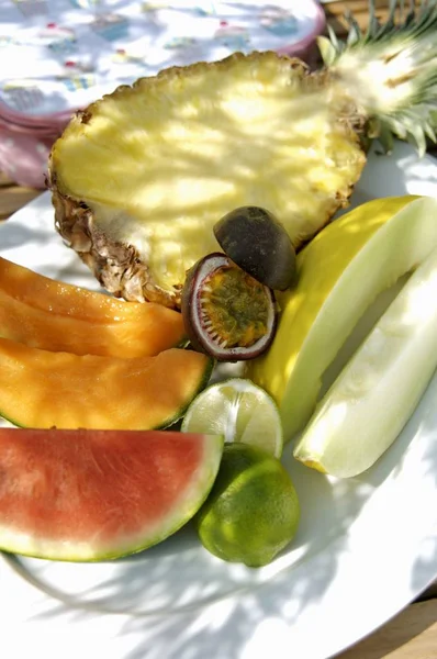 Tuoreet viipaloidut hedelmät lautasella — kuvapankkivalokuva