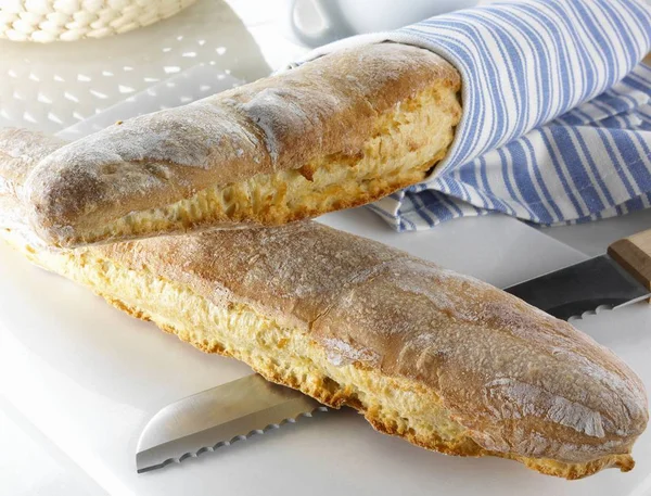 Baguette di farro con coltello — Foto Stock