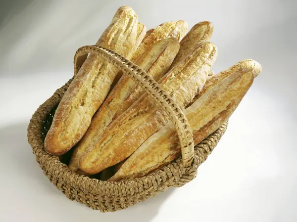 Roti Perancis berkerak dalam keranjang — Stok Foto