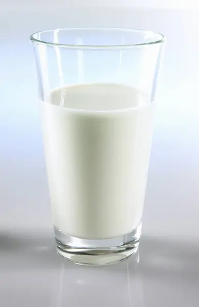 Glass of fresh organic milk — Stock Photo, Image