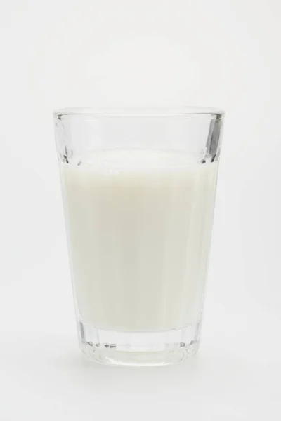 Glas av färsk ekologisk mjölk — Stockfoto