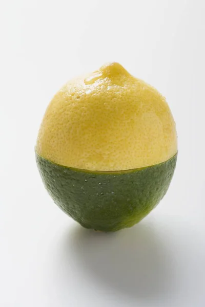 Polovina vápna a půl citronu — Stock fotografie