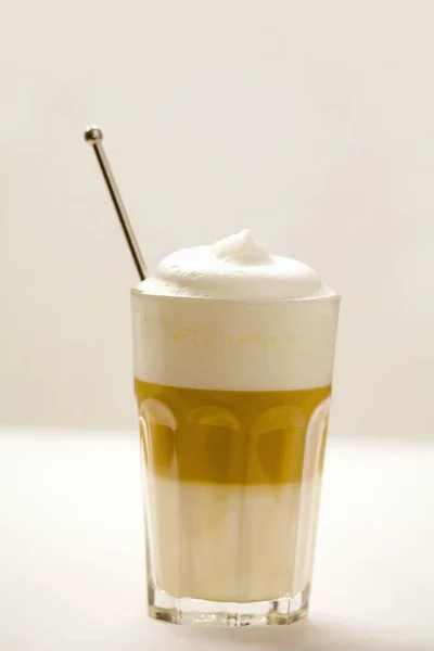 Szklanka latte macchiato — Zdjęcie stockowe