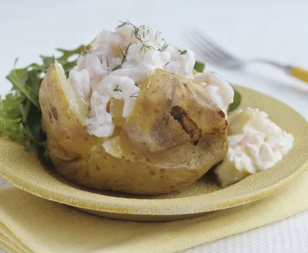 Baked potato with prawns — Stock Photo, Image