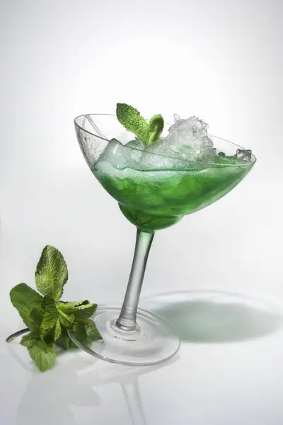 Мятный коктейль со льдом — стоковое фото