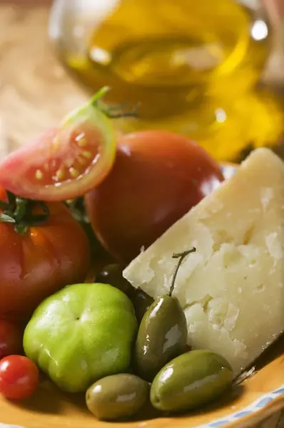 Tomatoes, green olives — Stock Photo, Image