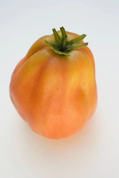 Čerstvé zralé žluté rajče — Stock fotografie