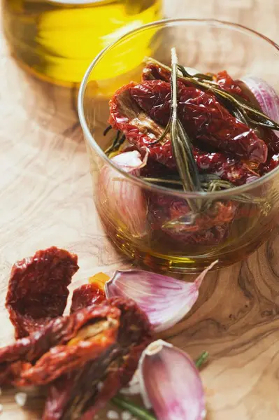 Tørkede tomater med rosmarin- og olivenolje – stockfoto
