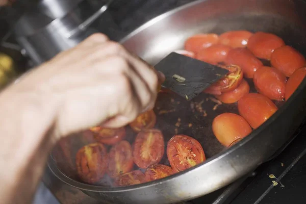 Mão Virando Tomates Frigideira Cozinha — Fotografia de Stock