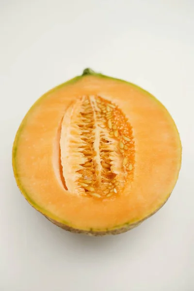 Metade do melão cantaloupe — Fotografia de Stock