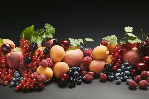 Pesche con albicocche e frutti di bosco misti — Foto Stock