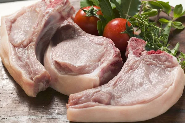 Daging babi mentah dengan herbal segar — Stok Foto