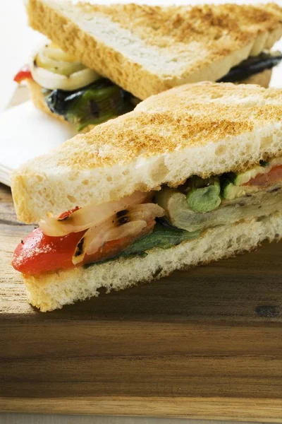Sandwiches Verduras Parrilla Hechos Con Tostadas Sobre Superficie Madera — Foto de Stock