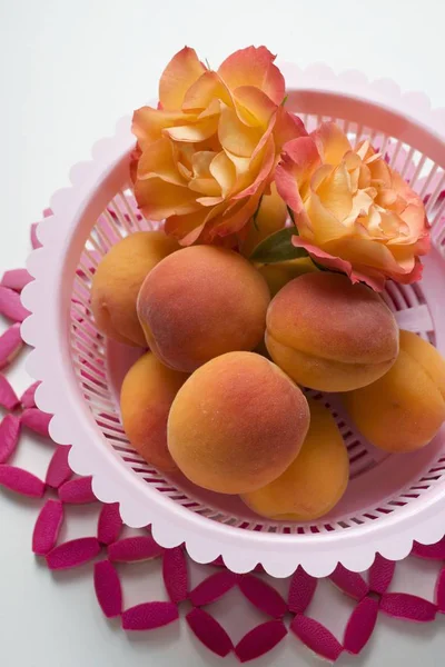 Abricots frais mûrs et roses — Photo