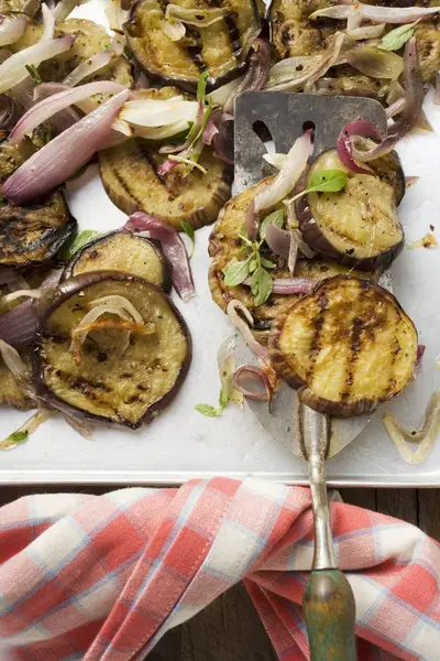 Berenjenas Parrilla Con Cebolla Bandeja Con Servidor — Foto de Stock