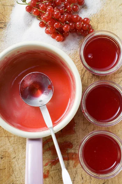 Jalea de grosella roja en la sartén — Foto de Stock