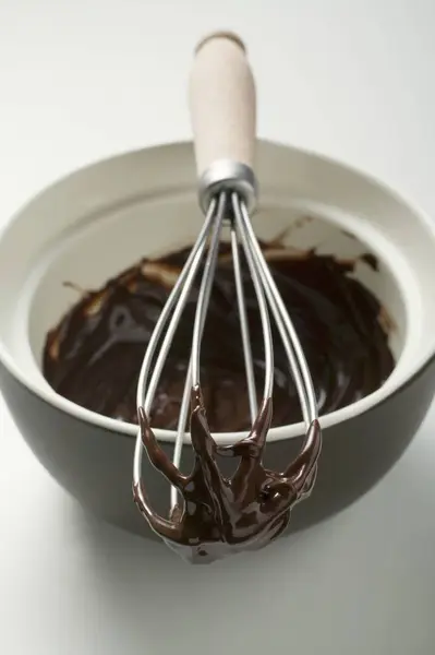 Salsa al cioccolato su frusta — Foto Stock