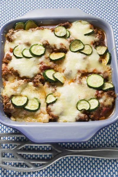 Polenta hornear con carne picada y calabacines — Foto de Stock